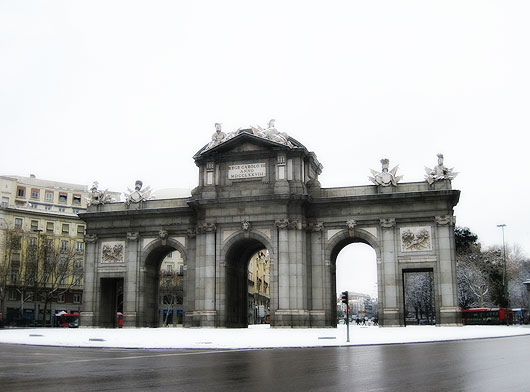 Puerta de Alcal nevada | Foto de Dexae (Flickr)