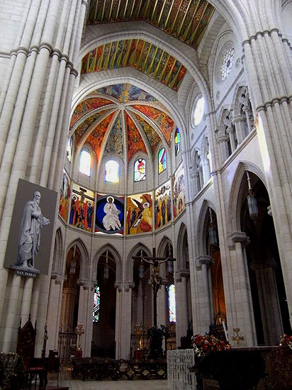 Interior de la Catedral de la Almudena de Madrid | Foto de Enrique (Flickr)